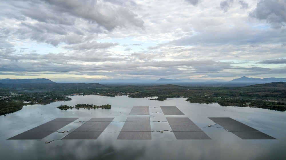 這是2022年12月8日在泰國烏汶府詩琳通水庫拍攝的浮體光伏項目（無人機照片）。中泰兩國聯(lián)合修建的浮體光伏項目2021年10月投入商業(yè)運營。中國制造的電池板不斷將日光轉(zhuǎn)化為清潔電能，輸送至當(dāng)?shù)厍Ъ胰f戶。