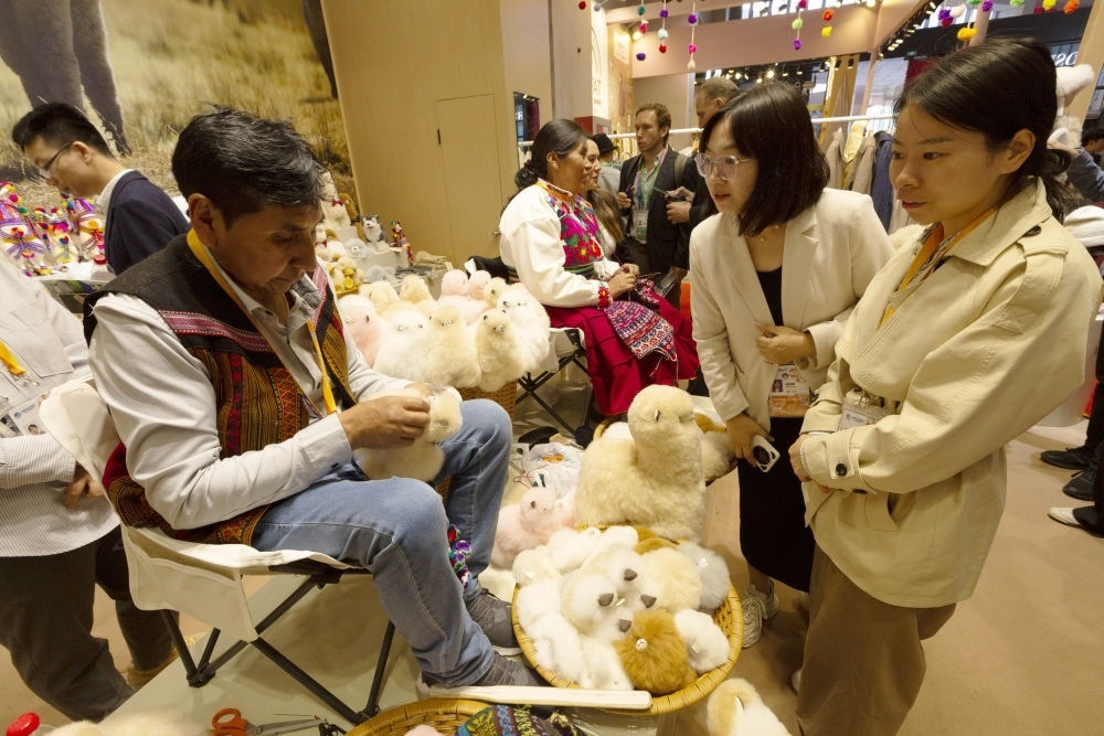2023年11月7日，秘魯羊駝毛制品手藝人馬馬尼大叔在中國上海舉辦的第六屆進博會上展示羊駝玩偶制作工藝。秘魯特色羊駝毛制品連續(xù)六屆在進博會上亮相，收獲大量訂單。進博會大舞臺讓秘魯傳統(tǒng)手藝人有了更廣闊的發(fā)展空間。