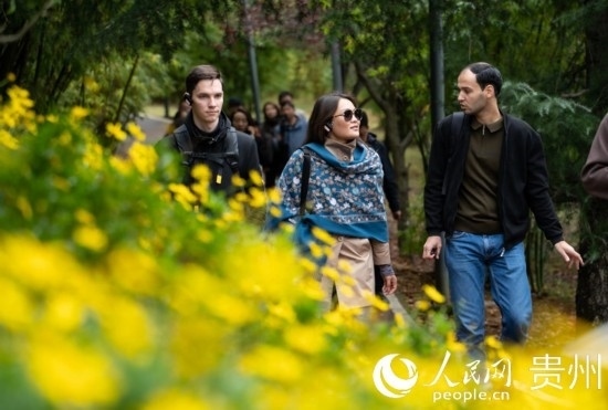 歐亞國家媒體記者走進觀山湖公園。人民網(wǎng) 陽茜攝