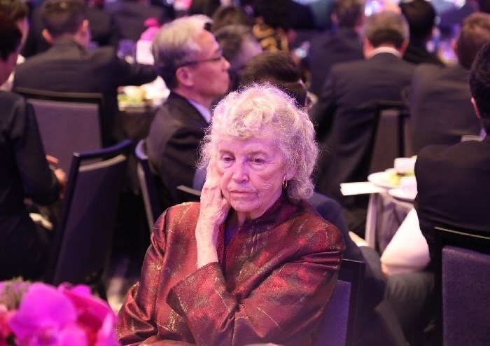 當(dāng)?shù)貢r間11月15日晚，國家主席習(xí)近平在美國舊金山出席美國友好團(tuán)體聯(lián)合舉行的歡迎宴會。在熱烈的掌聲中，習(xí)近平發(fā)表重要演講。圖為參加晚宴人士認(rèn)真聆聽演講。人民日報記者 李志偉 攝