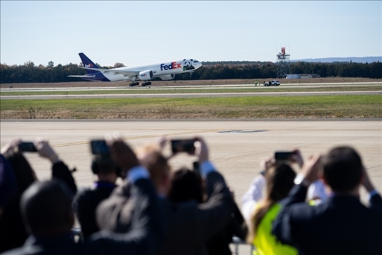 2023年11月8日，運送大熊貓的專機從美國弗吉尼亞州的華盛頓杜勒斯國際機場起飛。旅居美國的大熊貓“美香”“添添”和它們在華盛頓出生并長大的雄性幼崽“小奇跡”當天啟程返回中國。新華社記者 劉杰攝
