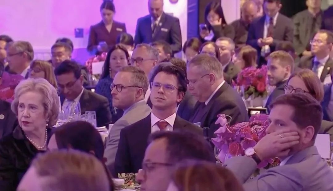 △當(dāng)?shù)貢r間11月15日晚，習(xí)近平主席在美國友好團(tuán)體聯(lián)合歡迎宴會上發(fā)表演講。圖為參加宴會的人士認(rèn)真聆聽演講。