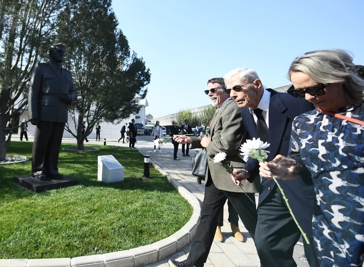 10月30日，在北京，飛虎隊(duì)老兵哈里·莫耶（中）向陳納德將軍雕像獻(xiàn)花。