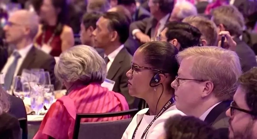 △參加宴會的人士認(rèn)真聆聽演講。