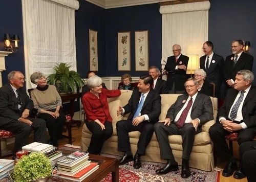 △2012年2月15日，習(xí)近平在前艾奧瓦州友好省州委員會委員蘭蒂夫人（左三）的家中回憶1985年訪問該地時的情景。