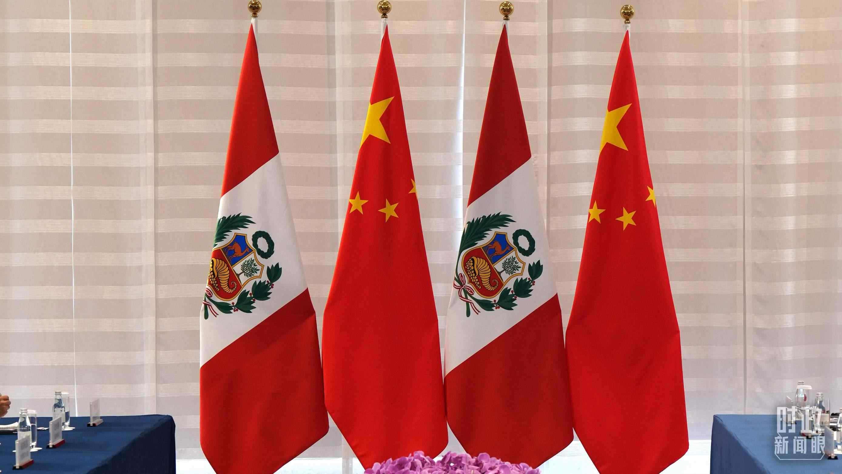 △會(huì)談現(xiàn)場(chǎng)的中秘兩國(guó)國(guó)旗。（總臺(tái)國(guó)廣記者李晉拍攝）