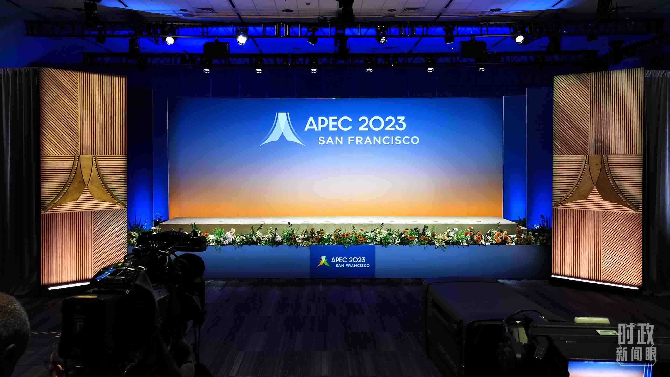 △16日，APEC領(lǐng)導(dǎo)人同東道主嘉賓在對(duì)話會(huì)前集體合影，圖為記者們?cè)诘却嫌伴_始。（總臺(tái)央視記者石偉明拍攝）