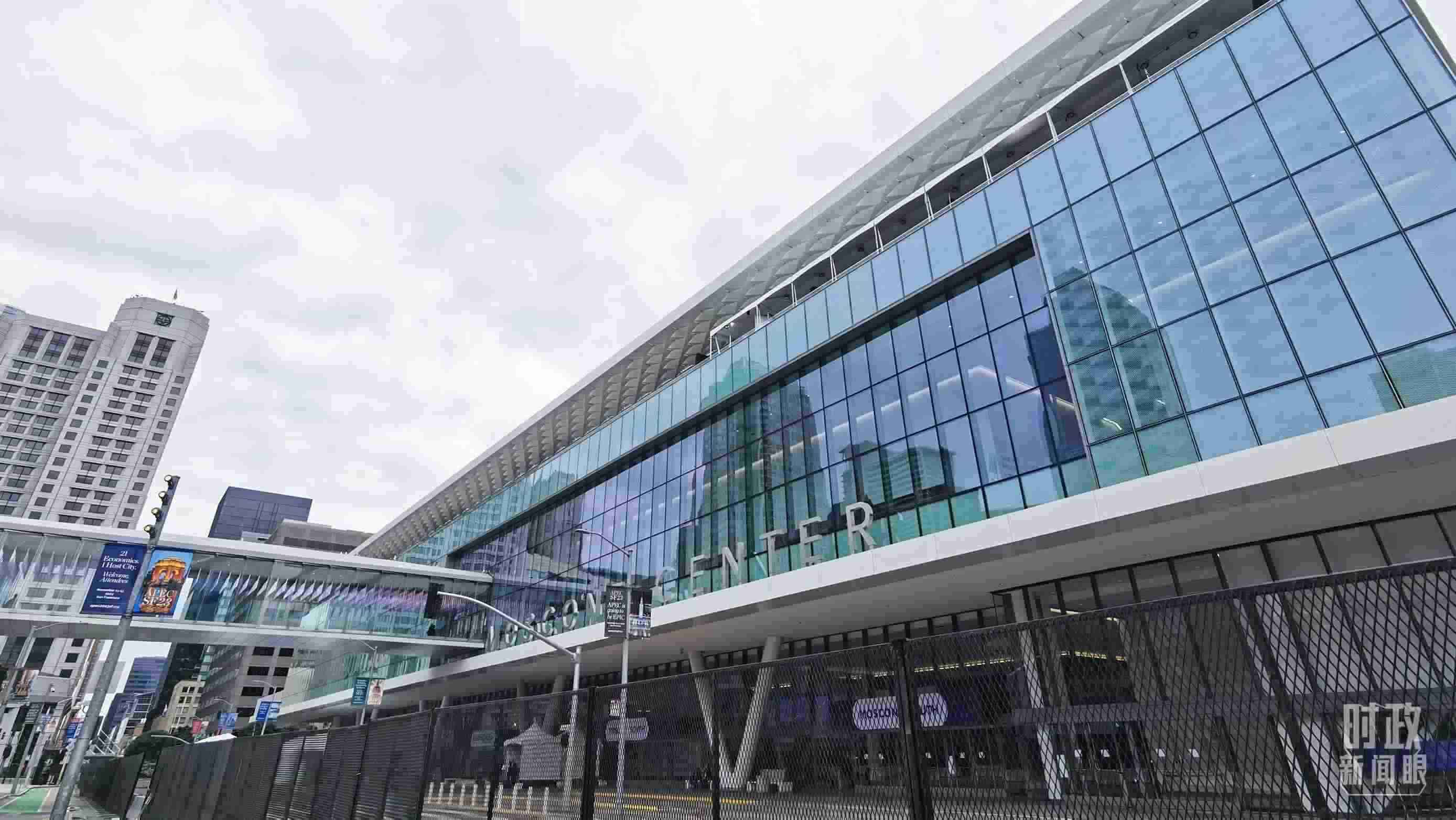 △美國(guó)舊金山，莫斯康中心，APEC第三十次領(lǐng)導(dǎo)人非正式會(huì)議在這里舉行。（總臺(tái)央視記者曹亞星拍攝）