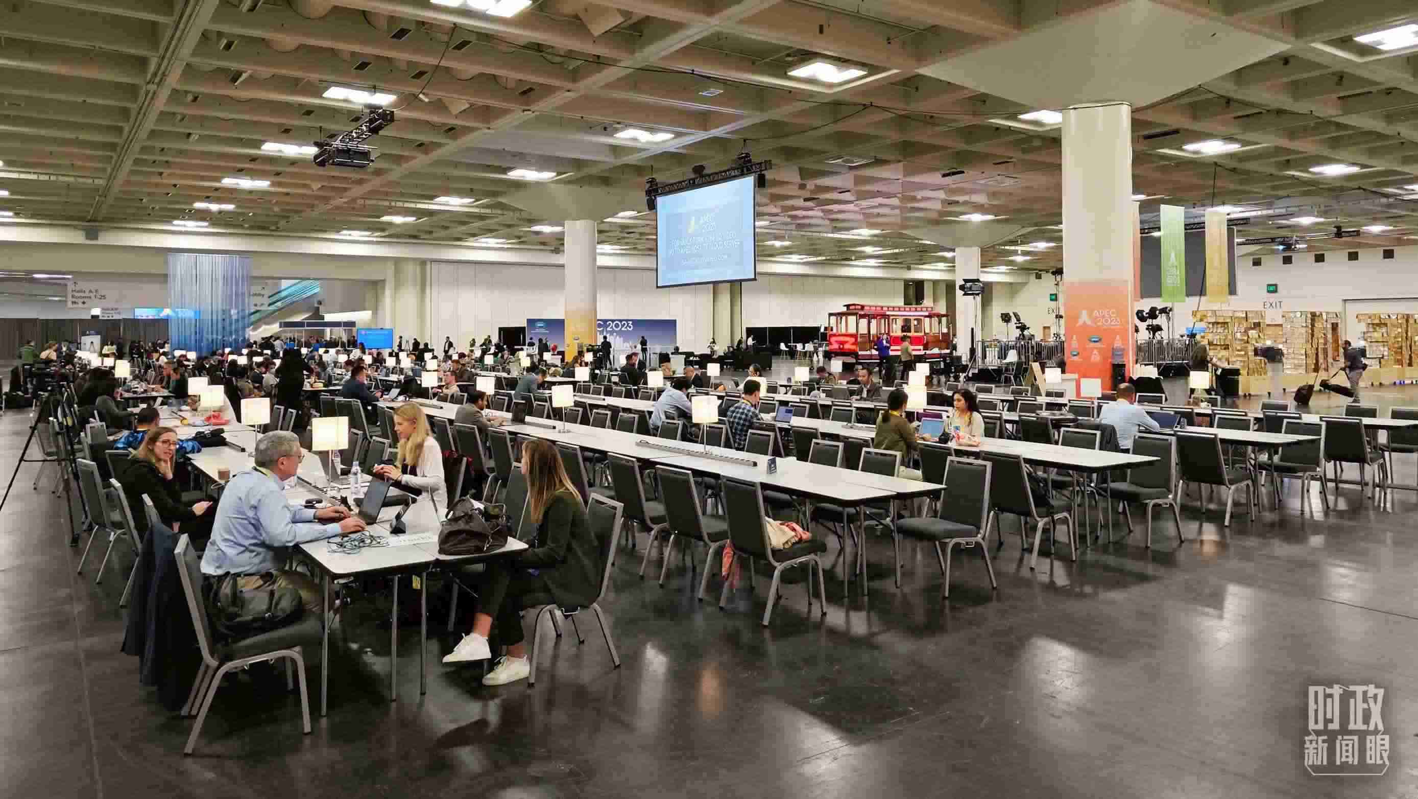 △APEC會(huì)議國(guó)際媒體中心，各國(guó)記者正在工作。（總臺(tái)央視記者王哈男拍攝）