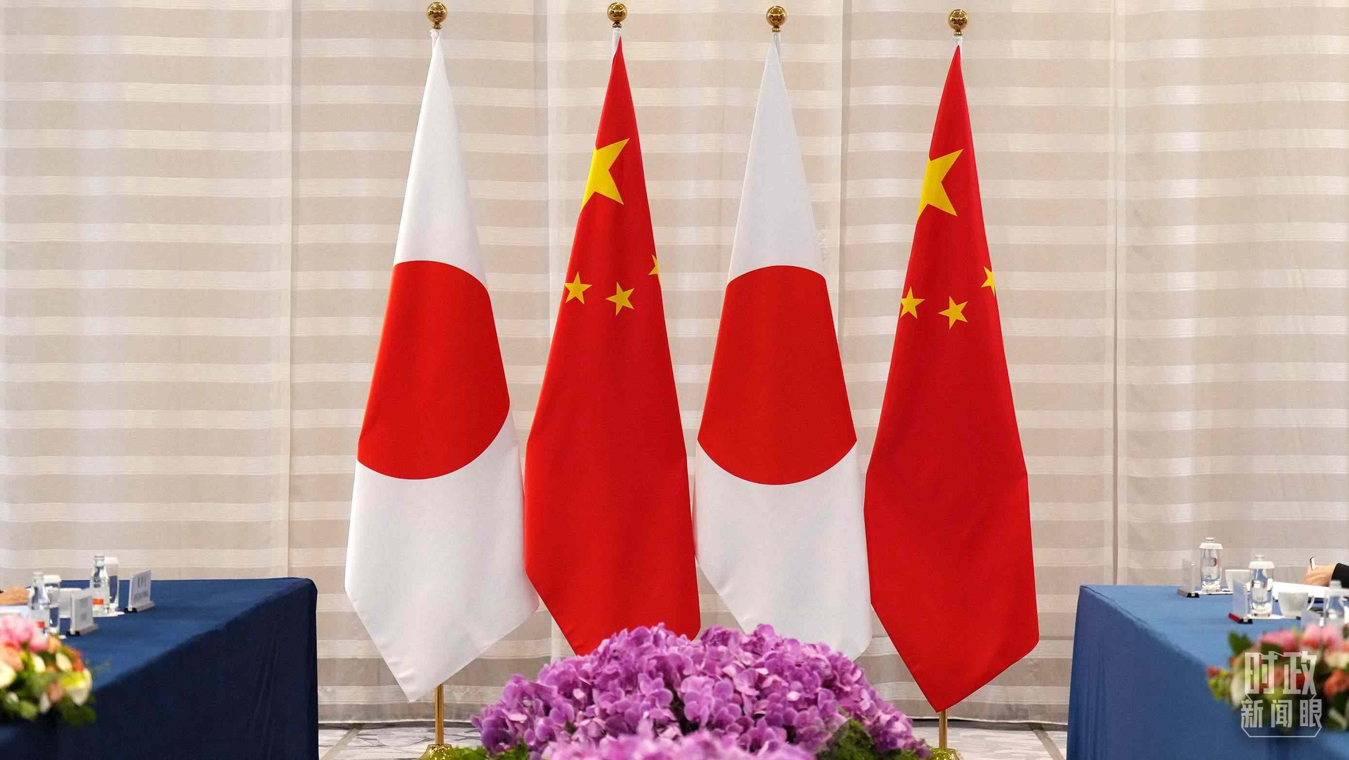 △會(huì)談現(xiàn)場(chǎng)的中日兩國(guó)國(guó)旗。（總臺(tái)國(guó)廣記者李晉拍攝）