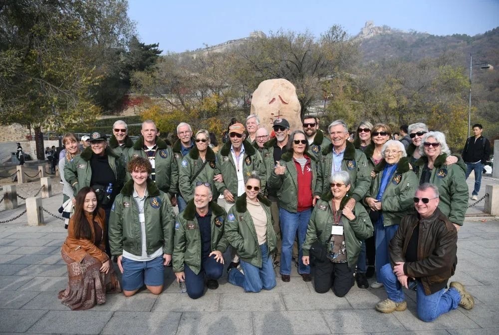 △2023年10月29日，飛虎隊老兵莫耶一行人在北京八達(dá)嶺長城合影留念。