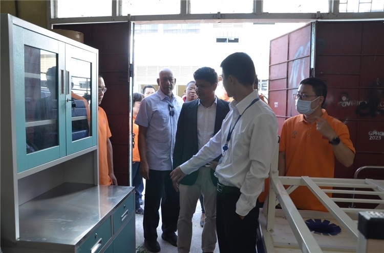 喬治敦公立醫(yī)院執(zhí)行院長接收捐贈物資。第十九期中國援圭亞那醫(yī)療隊供圖