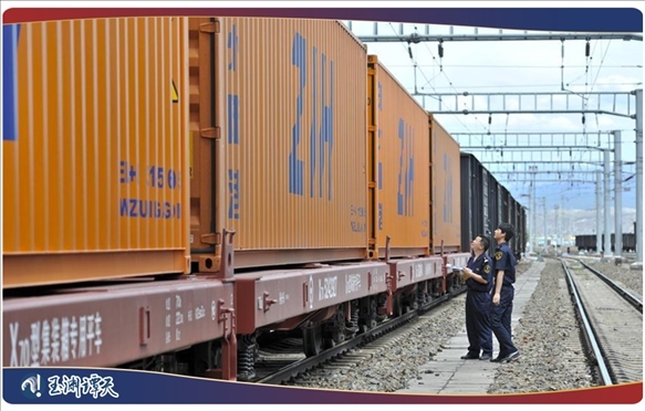 ｜｜新疆阿拉山口，中歐班列從這里經(jīng)過(guò)
