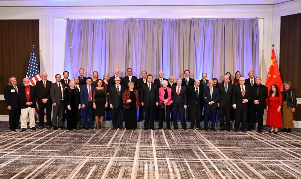 當地時間11月15日晚，國家主席習近平在美國舊金山出席美國友好團體聯合舉行的歡迎宴會。這是宴會開始前，習近平會見飛虎隊和史迪威將軍后人、鼓嶺、艾奧瓦州、華盛頓州等方面友好人士代表，同他們親切交談并合影留念。