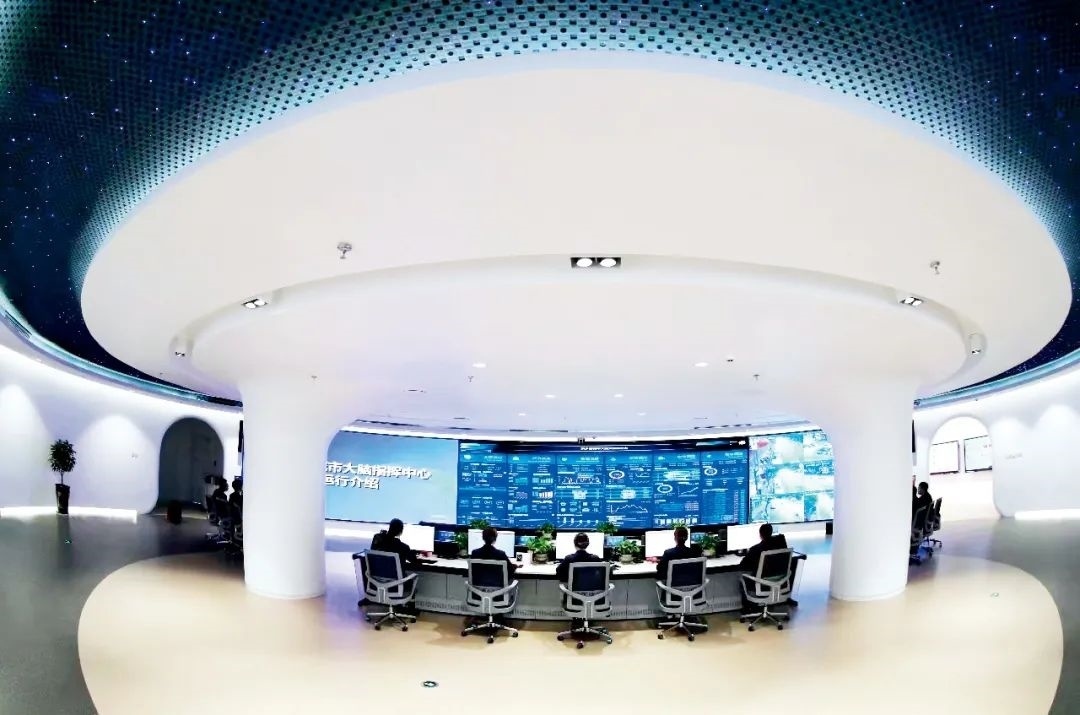 2021年2月2日，江西省撫州市東鄉(xiāng)區(qū)城市大腦指揮中心，工作人員通過城市大腦指揮平臺(tái)實(shí)時(shí)監(jiān)控、抓取、分析相關(guān)案件。