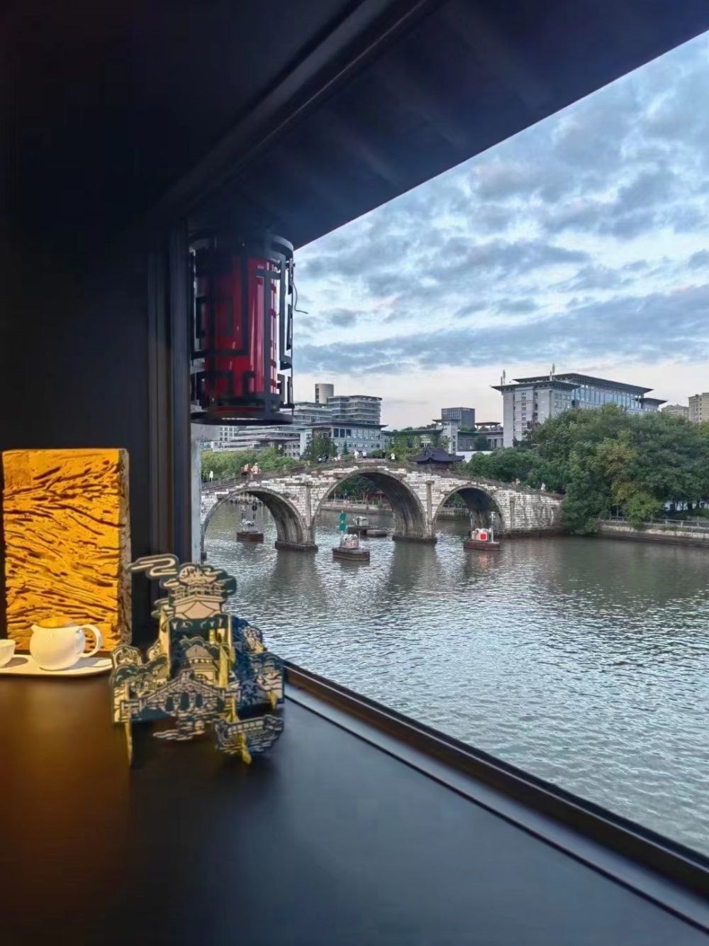 文創(chuàng)產(chǎn)品與拱宸橋。（受訪者供圖）