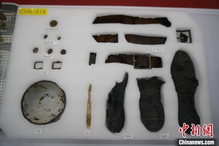 當(dāng)?shù)貢r(shí)間11月22日上午，第十批在韓中國人民志愿軍烈士遺骸裝殮儀式在韓國舉行。圖為裝殮儀式現(xiàn)場拍攝的部分志愿軍烈士遺物。中新社記者劉旭 攝