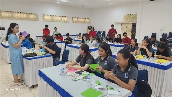 巴陵康孔子學院中方院長朱敏霞講解中國的二十四節(jié)氣。主辦方供圖