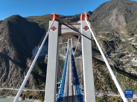 11月25日，列車通過麗香鐵路金沙江特大橋（無人機(jī)照片）。