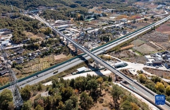 11月25日在麗江市境內(nèi)拍攝的即將開通的麗香鐵路（無人機(jī)照片）。