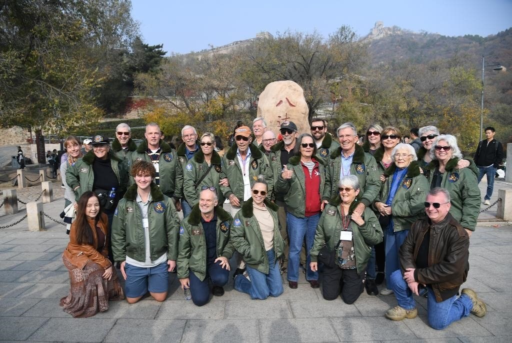10月29日，飛虎隊老兵莫耶一行人在北京八達嶺長城合影留念。當日，美中航空遺產(chǎn)基金會訪華代表團成員陸續(xù)抵達北京。新華社記者任超攝