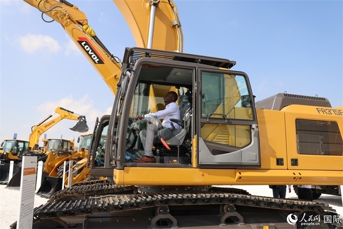 嘉賓參觀體驗山東重工產(chǎn)品。人民網(wǎng)記者 任皓宇攝