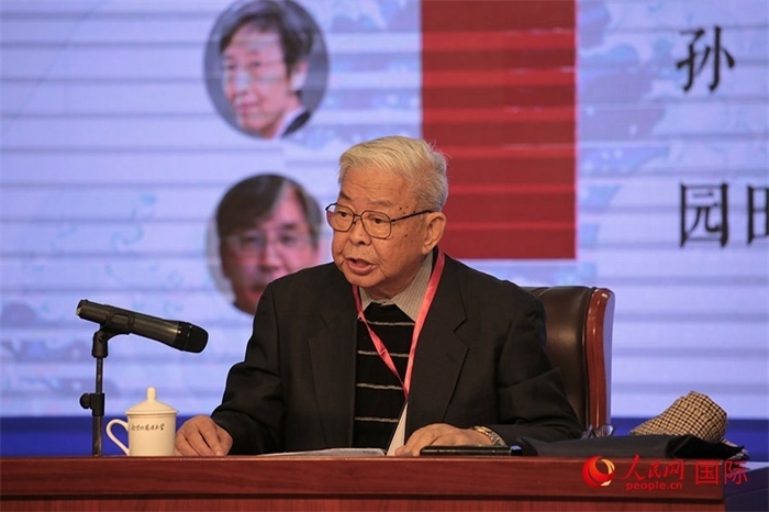 北京外國(guó)語(yǔ)大學(xué)北京日本學(xué)研究中心原主任嚴(yán)安生發(fā)表主旨演講。人民網(wǎng)記者 張麗婭攝