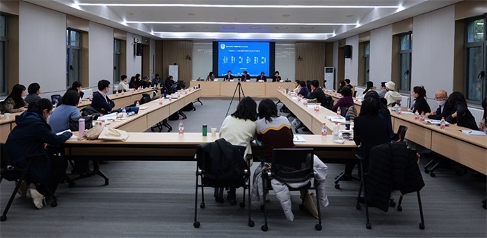 “區(qū)域國(guó)別學(xué)視角下的日語(yǔ)學(xué)科建設(shè)”圓桌論壇現(xiàn)場(chǎng)。主辦方供圖