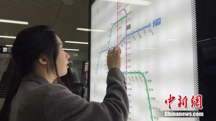 李佳夢正在坐地鐵。呂盛楠 攝