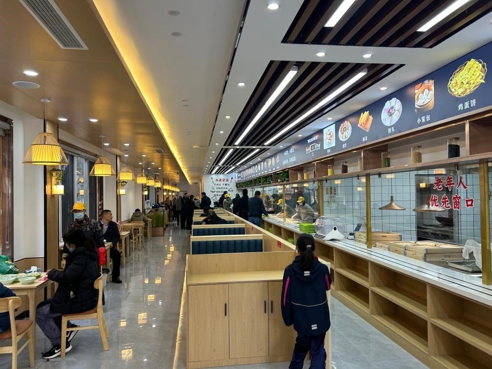 位于安徽合肥市瑤海區(qū)和平路街道綠苑社區(qū)的社區(qū)老年大食堂。（綠苑社區(qū)供圖）