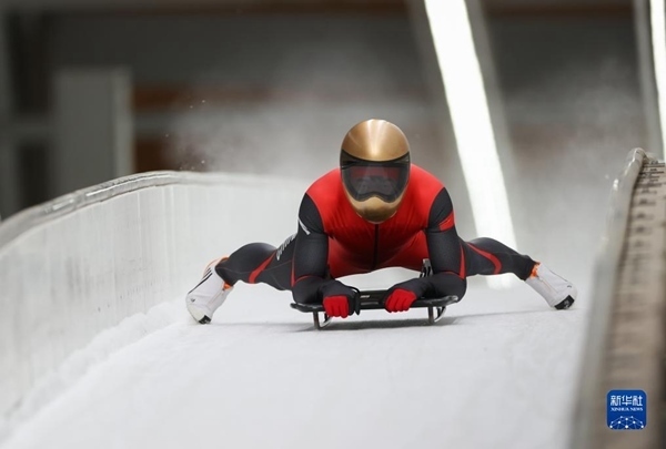 11月25日，天津隊選手閆文港在比賽中抵達(dá)終點。新華社記者 王楷焱 攝