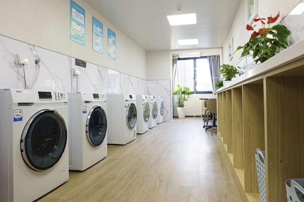 閔行區(qū)新時代城市建設者管理者之家的共享廚房和共享洗衣房。