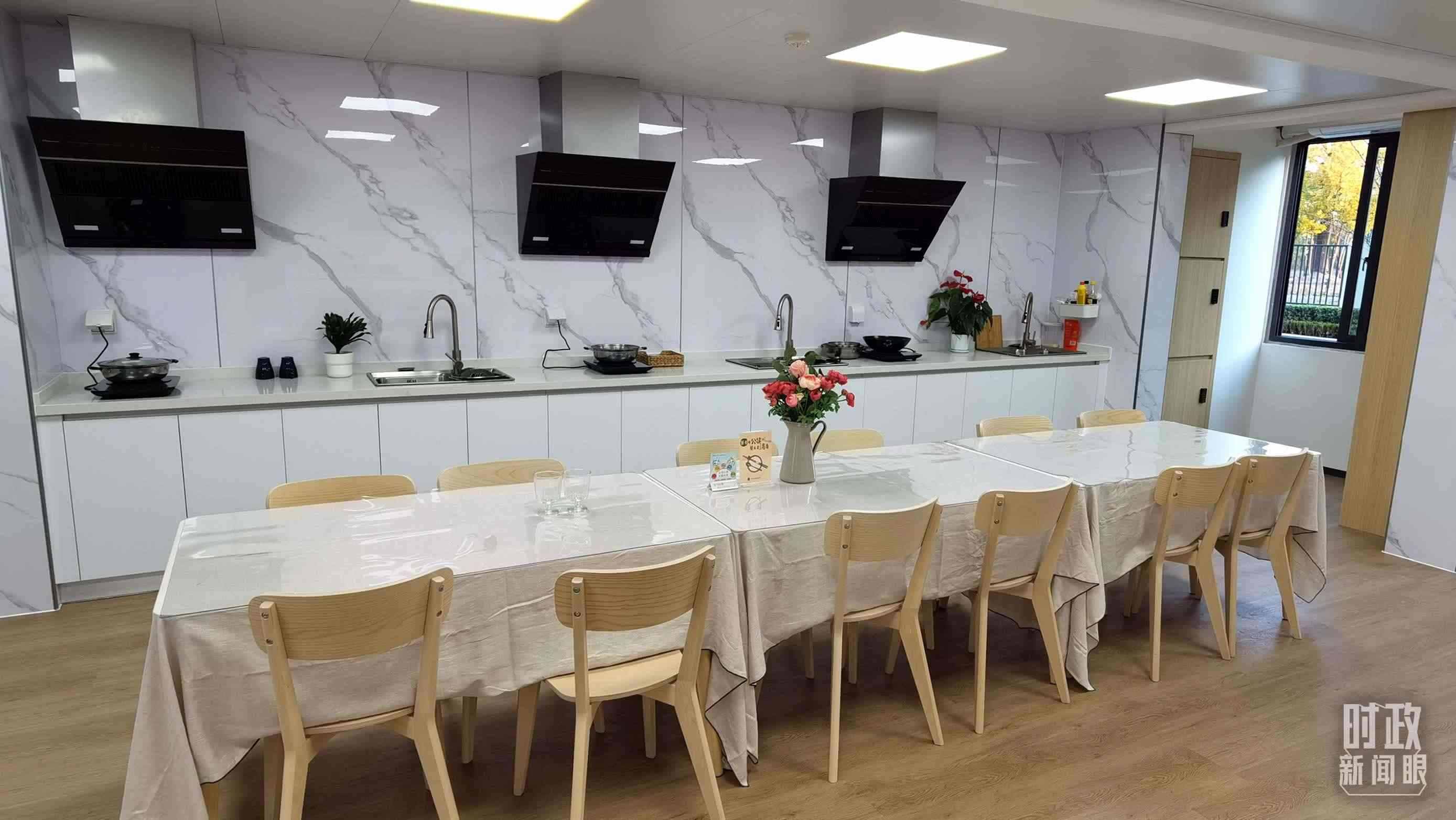 △閔行區(qū)新時代城市建設(shè)者管理者之家內(nèi)的共享廚房。（總臺央視記者郭鴻拍攝）