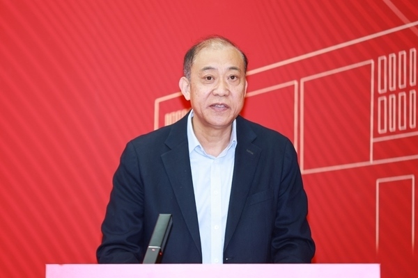 《教育踐悟錄》作者、中央財經(jīng)大學(xué)黨委書記何秀超。受訪者供圖