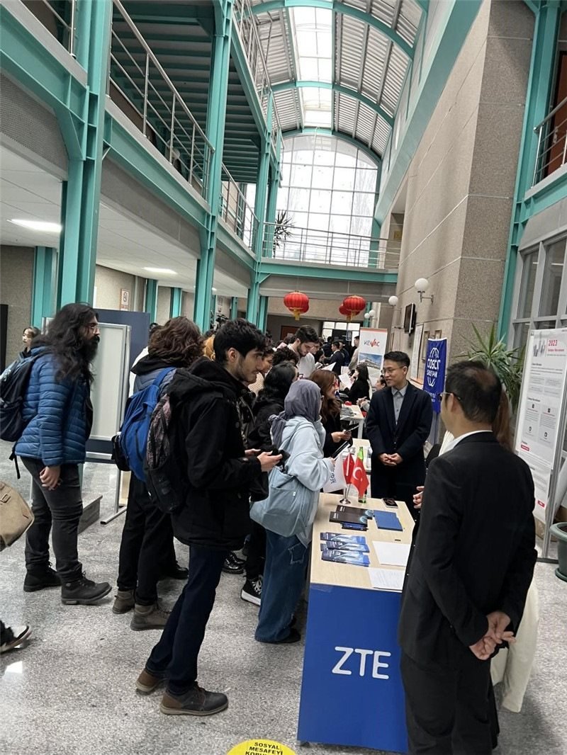 土耳其大學(xué)生在中企展臺(tái)交流。主辦方供圖