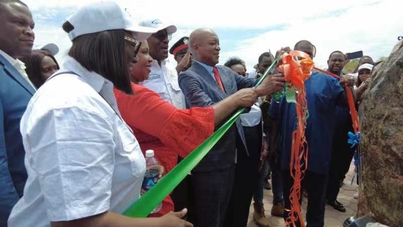 嘉賓為學(xué)校剪彩。主辦方供圖