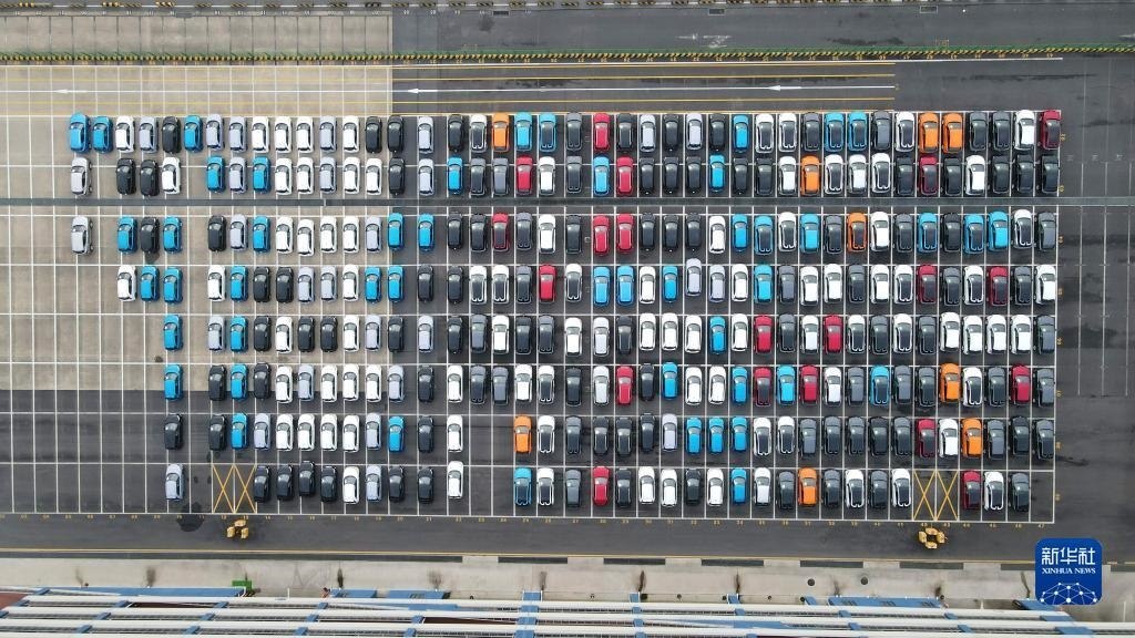 這是2023年7月9日在上海外高橋海通汽車碼頭拍攝的等待裝船運(yùn)往澳大利亞的上汽MG品牌汽車和新能源車（無人機(jī)照片）。新華社記者 方喆 攝