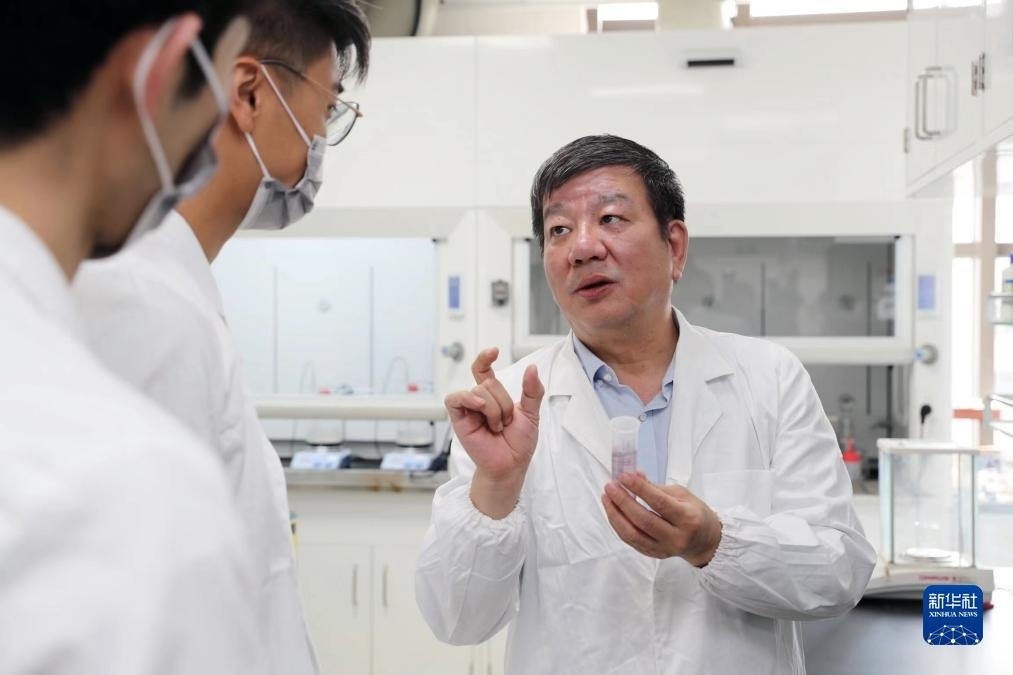 中國科學(xué)院院士、國家自然科學(xué)獎(jiǎng)一等獎(jiǎng)得主趙東元在復(fù)旦大學(xué)實(shí)驗(yàn)室里指導(dǎo)學(xué)生（2023年9月2日攝）。新華社記者 劉穎 攝
