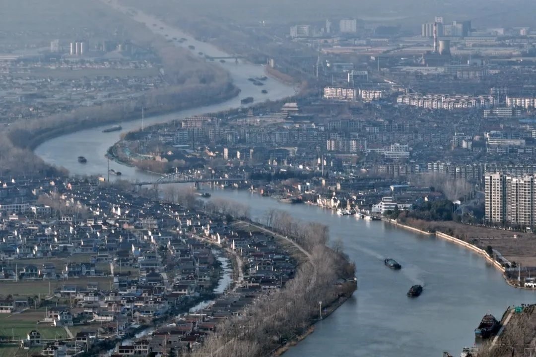 2月16日，貨船行駛在京杭大運(yùn)河江蘇寶應(yīng)段。新華社發(fā)（沈冬兵攝）