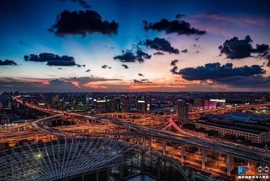 傍晚時(shí)刻的上海立交橋。新華網(wǎng)發(fā) 田橫 攝