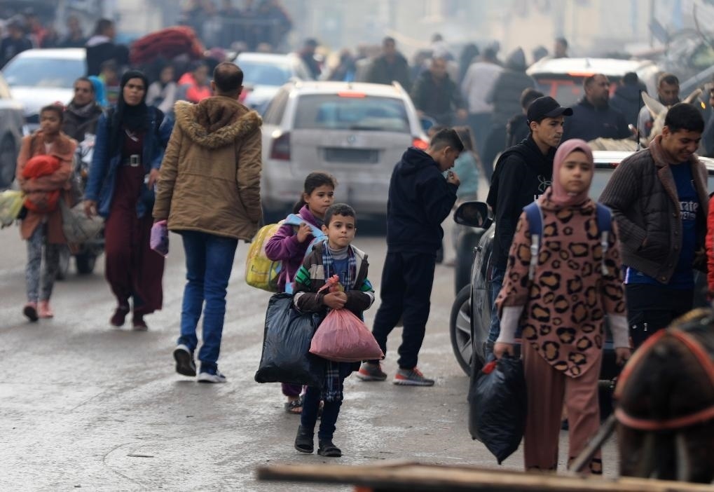 12月1日，在加沙地帶南部城市汗尤尼斯，人們在以軍恢復軍事行動后逃離家園。新華社發(fā)（亞西爾·庫迪攝）