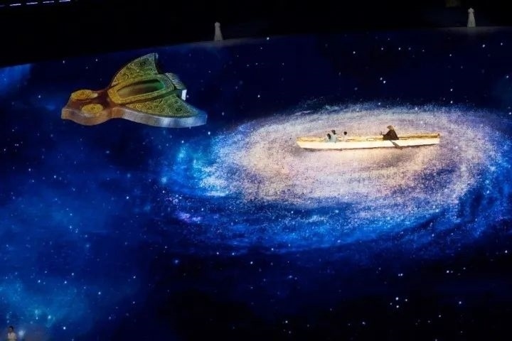 杭州第4屆亞殘運(yùn)會(huì)閉幕式上，吉祥物飛飛幻化回良渚玉鳥的模樣，盤旋于夜色之中。記者 倪雁強(qiáng) 董旭明 攝