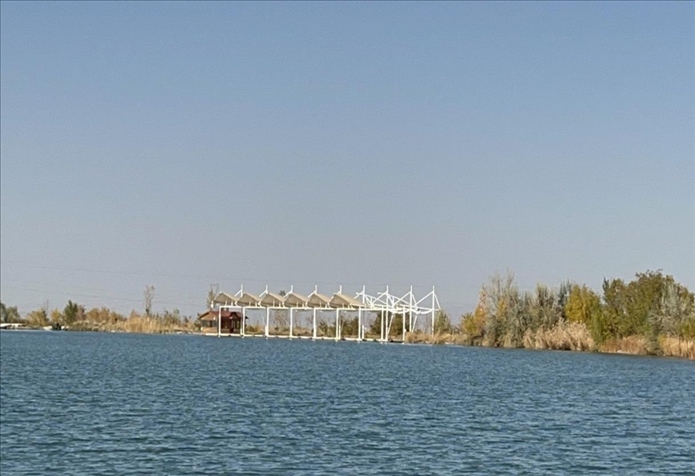 2023年11月1日，督察組拍攝到弱水花海景區(qū)建有人工湖及水上游樂設(shè)施。（中央第四生態(tài)環(huán)境保護督察組供圖）