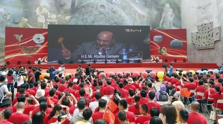 2019年7月6日，杭州市民揮舞國(guó)旗慶祝良渚古城遺址獲準(zhǔn)列入世界遺產(chǎn)名錄。記者 吳煌 倪雁強(qiáng) 攝