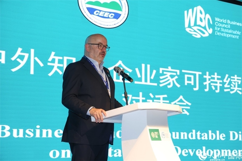 世界可持續(xù)發(fā)展工商理事會會長兼主席貝德凱致辭。人民網(wǎng)記者任皓宇攝