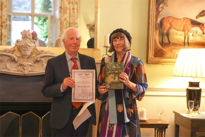 艾倫·麥克法蘭教授為漢密爾頓頒發(fā)文學(xué)類終身成就獎(jiǎng)。雨珊攝