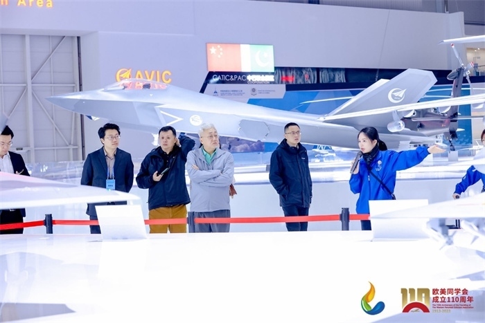 參會嘉賓和留學歸國人員參觀珠海太空中心。主辦方供圖