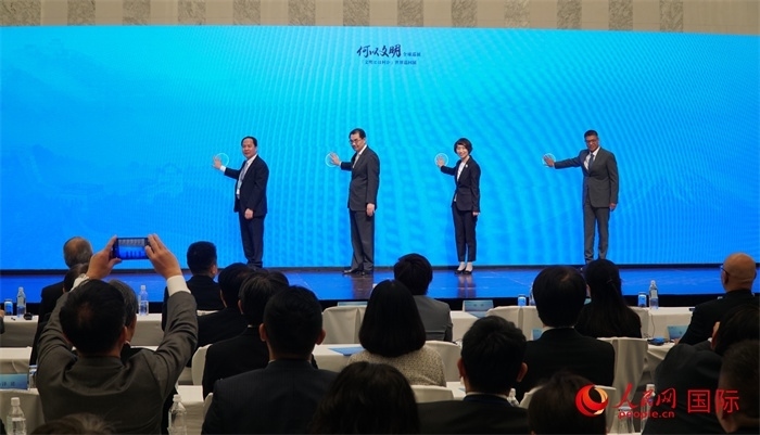 嘉賓共同啟動(dòng)“何以文明”日本特展體驗(yàn)暨2024年總臺春晚宣介區(qū)。人民網(wǎng) 蔣曉辰攝