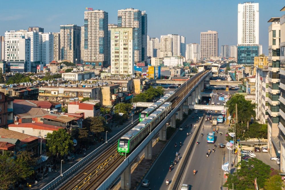 2021年12月1日，在越南首都河內(nèi)，列車(chē)在吉靈-河?xùn)|輕軌線(xiàn)上行駛。新華社發(fā)（中鐵六局河內(nèi)輕軌項(xiàng)目部供圖）