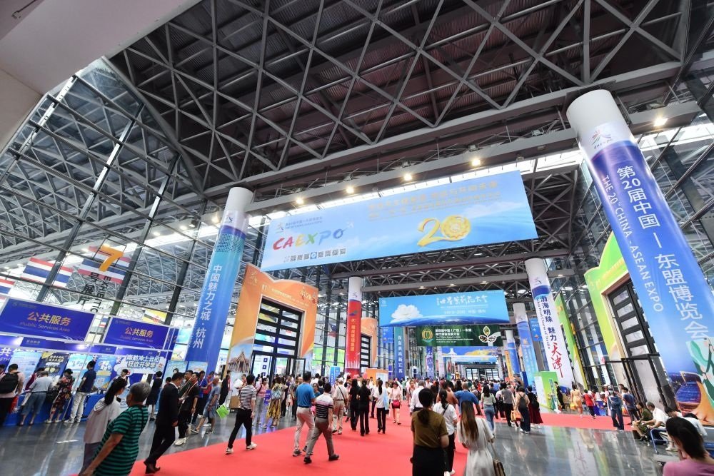 2023年9月18日，參觀者在第二十屆中國(guó)—東盟博覽會(huì)東盟商品展區(qū)選購(gòu)商品。新華社記者 黃孝邦 攝